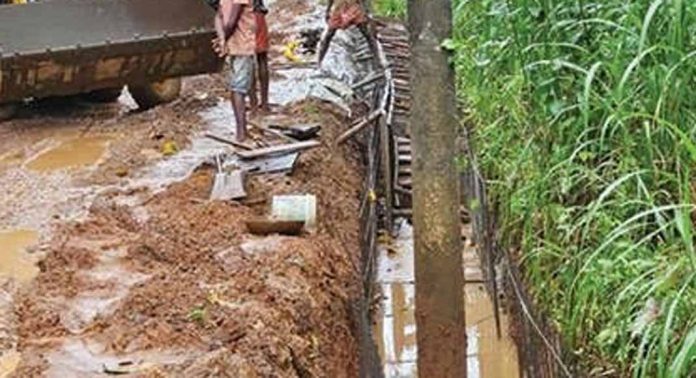 നെടുംകുന്നം – കാവനാൽക്കടവ് റോഡിൽ വൈദ്യുത പോസ്റ്റുകൾ മാറ്റാതെ ഓട നിർമാണം നെടുംകുന്നം – കാവനാൽക്കടവ് റോഡിൽ വൈദ്യുത പോസ്റ്റുകൾ മാറ്റാതെ ഓട നിർമാണം