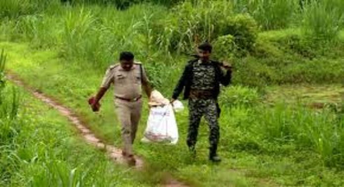 മക്കിമലയിൽ മാവോയിസ്റ്റുകൾ സ്ഫോടനം ട്രയൽ നടത്തിയെന്ന് സംശയം ; കണ്ടെത്തിയത് പത്തോളം ജലാറ്റിൻ സ്റ്റിക്കുകൾ മക്കിമലയിൽ മാവോയിസ്റ്റുകൾ സ്ഫോടനം ട്രയൽ നടത്തിയെന്ന് സംശയം ; കണ്ടെത്തിയത് പത്തോളം ജലാറ്റിൻ സ്റ്റിക്കുകൾ