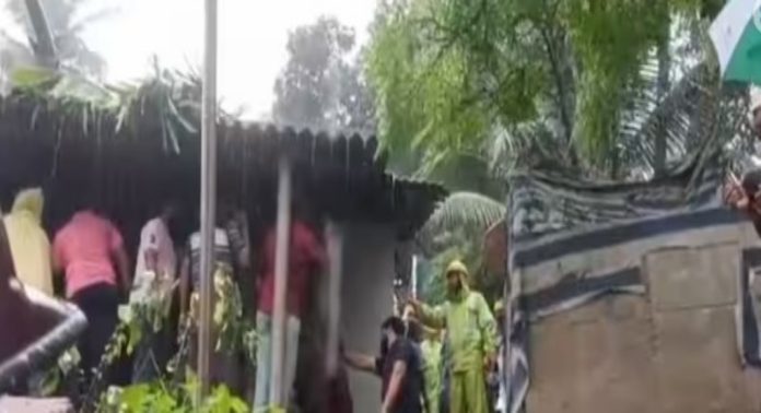 മംഗളൂരുവിൽ വീടിന് മുകളിൽ മതിലിടിഞ്ഞ് വീണ് നാല് പേർക്ക് ദാരുണാന്ത്യം മംഗളൂരുവിൽ വീടിന് മുകളിൽ മതിലിടിഞ്ഞ് വീണ് നാല് പേർക്ക് ദാരുണാന്ത്യം