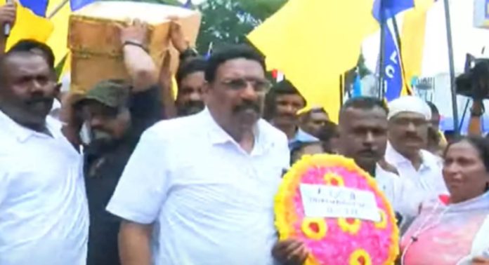 മുതലപ്പൊഴി അപകടം ; നിയമസഭയിലേക്ക് പ്രതിഷേധ മാർച്ച് മുതലപ്പൊഴി അപകടം ; നിയമസഭയിലേക്ക് പ്രതിഷേധ മാർച്ച്