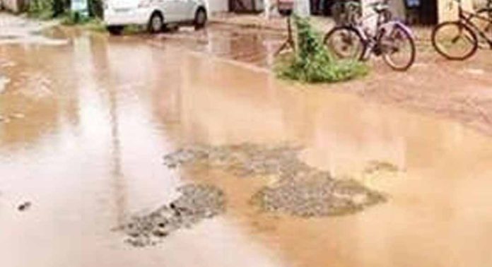 മൂട്ടാർ, പാലത്തടം റോഡില് ചെളിവെള്ളം കെട്ടിക്കിടക്കുന്നു ; ദുരിതത്തില് യാത്രക്കാര് മൂട്ടാർ, പാലത്തടം റോഡില് ചെളിവെള്ളം കെട്ടിക്കിടക്കുന്നു ; ദുരിതത്തില് യാത്രക്കാര്