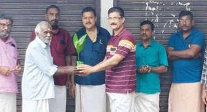 പടയണി ഗ്രാമങ്ങൾക്ക് കമുകിൻതൈകൾ വിതരണം ചെയ്തു പടയണി ഗ്രാമങ്ങൾക്ക് കമുകിൻതൈകൾ വിതരണം ചെയ്തു