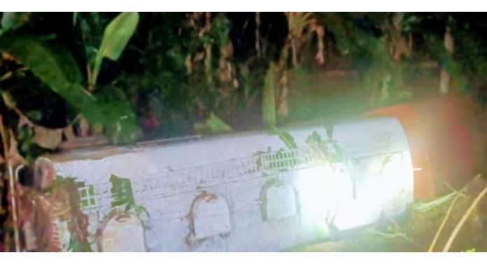 ഇന്ധന ടാങ്കര് നിയന്ത്രണം വിട്ട് തോട്ടിലേക്ക് മറിഞ്ഞു ; ഡ്രൈവറും ക്ലീനറും ആശുപത്രിയിൽ ഇന്ധന ടാങ്കര് നിയന്ത്രണം വിട്ട് തോട്ടിലേക്ക് മറിഞ്ഞു ; ഡ്രൈവറും ക്ലീനറും ആശുപത്രിയിൽ