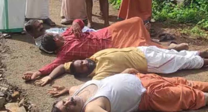 റോഡിന്റെ ശോചനീയാവസ്ഥ ; ബിജെപി പ്രവർത്തകർ ശയന പ്രദക്ഷിണം നടത്തി റോഡിന്റെ ശോചനീയാവസ്ഥ ; ബിജെപി പ്രവർത്തകർ ശയന പ്രദക്ഷിണം നടത്തി
