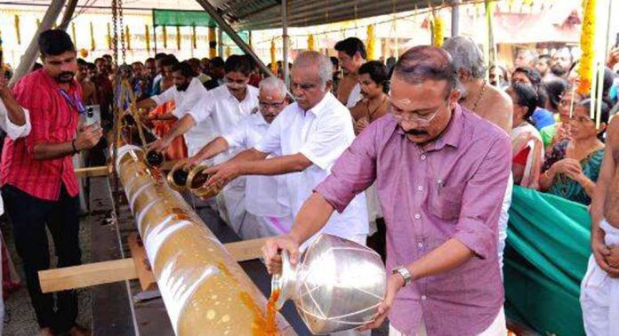ശ്രീവല്ലഭ ക്ഷേത്രത്തിലെ സ്വർണധ്വജ നിർമ്മാണം : തേക്കുമരം എണ്ണത്തോണിയിൽ ശ്രീവല്ലഭ ക്ഷേത്രത്തിലെ സ്വർണധ്വജ നിർമ്മാണം : തേക്കുമരം എണ്ണത്തോണിയിൽ