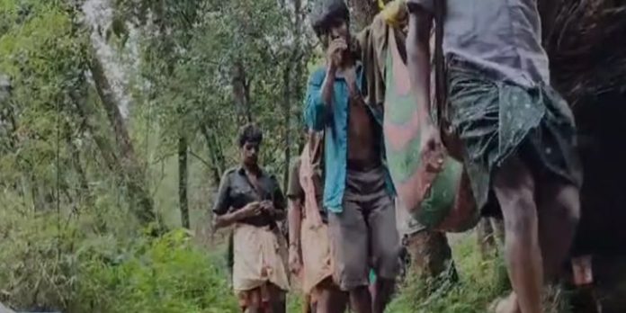 വയോധികയെ ആശുപത്രിയിലെത്തിക്കാൻ ചുമന്നത് 10 കിലോമീറ്റർ വയോധികയെ ആശുപത്രിയിലെത്തിക്കാൻ ചുമന്നത് 10 കിലോമീറ്റർ
