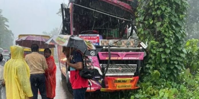 കനത്ത മഴയിൽ സ്വകാര്യ ബസ് നിയന്ത്രണം വിട്ട് മരത്തില് ഇടിച്ചു ; 18 പേർക്ക് പരിക്ക് കനത്ത മഴയിൽ സ്വകാര്യ ബസ് നിയന്ത്രണം വിട്ട് മരത്തില് ഇടിച്ചു ; 18 പേർക്ക് പരിക്ക്