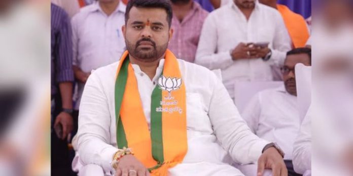 ലൈംഗിക പീഡനക്കേസ് പ്രതി പ്രജ്വല് രേവണ്ണ വന് വിജയം നേടുമെന്ന് എക്സിറ്റ് പോള് ലൈംഗിക പീഡനക്കേസ് പ്രതി പ്രജ്വല് രേവണ്ണ വന് വിജയം നേടുമെന്ന് എക്സിറ്റ് പോള്
