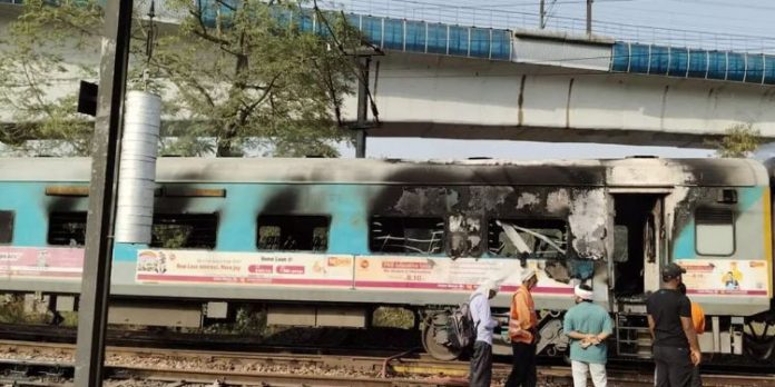 ഡൽഹിയിൽ താജ് എക്സ്പ്രസിൽ തീപിടിത്തം ; നാല് കോച്ചുകൾ കത്തി നശിച്ചു ഡൽഹിയിൽ താജ് എക്സ്പ്രസിൽ തീപിടിത്തം ; നാല് കോച്ചുകൾ കത്തി നശിച്ചു