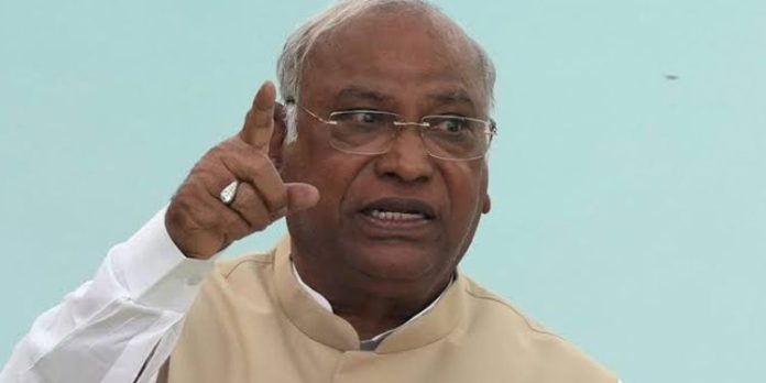 പൊതുജനാഭിപ്രായം നരേന്ദ്ര മോദിക്കെതിരാണ് : കേവല ഭൂരിപക്ഷം നൽകാതെ ജനം കൃത്യമായ മറുപടി നൽകി : മല്ലികാർജുൻ ഖാർഗെ പൊതുജനാഭിപ്രായം നരേന്ദ്ര മോദിക്കെതിരാണ് : കേവല ഭൂരിപക്ഷം നൽകാതെ ജനം കൃത്യമായ മറുപടി നൽകി : മല്ലികാർജുൻ ഖാർഗെ