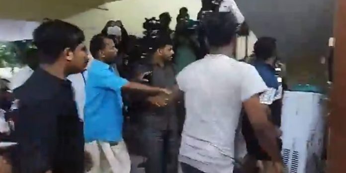 കൂട്ടത്തല്ല് ; തൃശൂർ ഡിസിസി സെക്രട്ടറിക്കെതിരെ കേസ് കൂട്ടത്തല്ല് ; തൃശൂർ ഡിസിസി സെക്രട്ടറിക്കെതിരെ കേസ്
