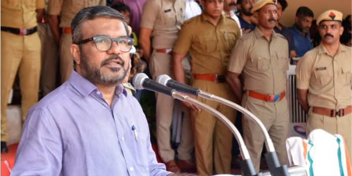 സിവിൽ എക്സൈസ് ഓഫീസർമാരുടെ പാസിംഗ് ഔട്ട് പരേഡ് ; മികച്ച പ്രകടനം കാഴ്ചവെച്ചവർക്ക് മന്ത്രി എം ബി രാജേഷ് പുരസ്കാരം സമ്മാനിച്ചു സിവിൽ എക്സൈസ് ഓഫീസർമാരുടെ പാസിംഗ് ഔട്ട് പരേഡ് ; മികച്ച പ്രകടനം കാഴ്ചവെച്ചവർക്ക് മന്ത്രി എം ബി രാജേഷ് പുരസ്കാരം സമ്മാനിച്ചു