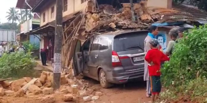 വര്ക്കലയില് നിയന്ത്രണംവിട്ട കാര് വീടിനുള്ളിലേക്ക് ഇടിച്ചുകയറി വര്ക്കലയില് നിയന്ത്രണംവിട്ട കാര് വീടിനുള്ളിലേക്ക് ഇടിച്ചുകയറി