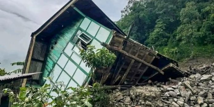 കനത്ത മഴ ; മണ്ണിടിച്ചിലിൽ മൂന്ന് മരണം , കാണാതായവർക്കായി തിരച്ചിൽ കനത്ത മഴ ; മണ്ണിടിച്ചിലിൽ മൂന്ന് മരണം , കാണാതായവർക്കായി തിരച്ചിൽ