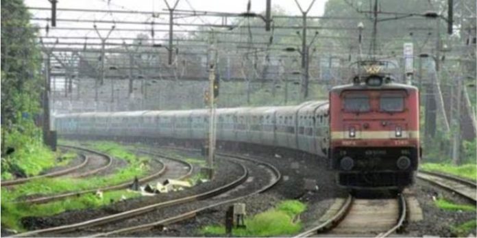 വേഗനിയന്ത്രണം ലംഘിച്ച് ലോക്കോപൈലറ്റുമാര് ; കാരണം കണ്ടുപിടിക്കാന് കമ്മിറ്റി രൂപീകരിച്ച് റെയില്വേ വേഗനിയന്ത്രണം ലംഘിച്ച് ലോക്കോപൈലറ്റുമാര് ; കാരണം കണ്ടുപിടിക്കാന് കമ്മിറ്റി രൂപീകരിച്ച് റെയില്വേ