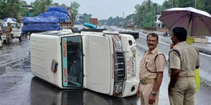 പയ്യോളി എസ്.ഐ സഞ്ചരിച്ച ജീപ്പ് ഡിവൈഡറിൽ ഇടിച്ച് മറിഞ്ഞു പയ്യോളി എസ്.ഐ സഞ്ചരിച്ച ജീപ്പ് ഡിവൈഡറിൽ ഇടിച്ച് മറിഞ്ഞു