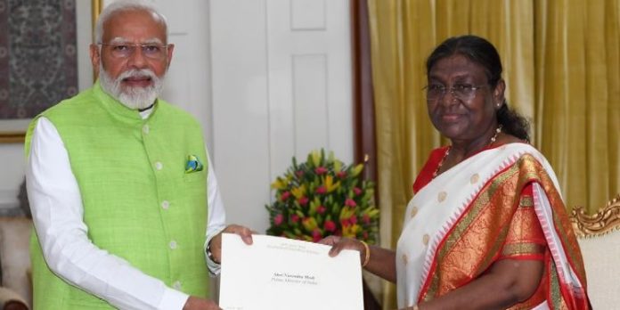പ്രധാനമന്ത്രി രാഷ്ട്രപതി ഭവനിലെത്തി ; രാജിക്കത്ത് കൈമാറി പ്രധാനമന്ത്രി രാഷ്ട്രപതി ഭവനിലെത്തി ; രാജിക്കത്ത് കൈമാറി