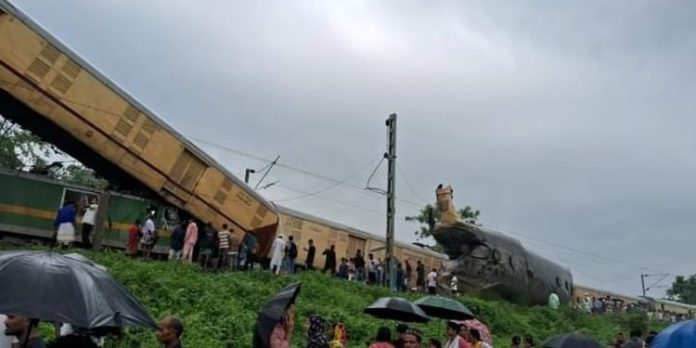 ബംഗാളില് ട്രെയിനുകള് തമ്മില് കൂട്ടിയിടിച്ചുണ്ടായ അപകടം ; ധനസഹായം പ്രഖ്യാപിച്ച് കേന്ദ്രസര്ക്കാര് ബംഗാളില് ട്രെയിനുകള് തമ്മില് കൂട്ടിയിടിച്ചുണ്ടായ അപകടം ; ധനസഹായം പ്രഖ്യാപിച്ച് കേന്ദ്രസര്ക്കാര്