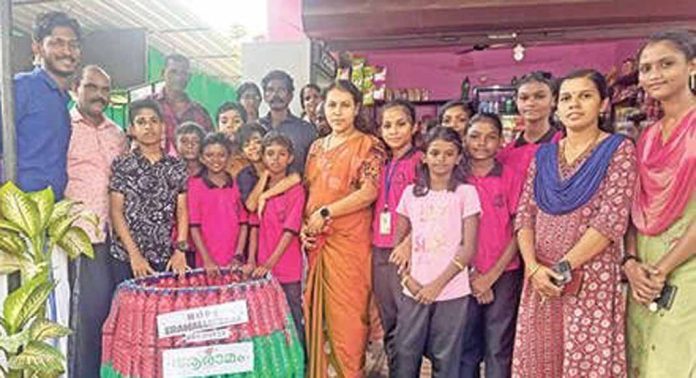 പ്ലാസ്റ്റിക് കുപ്പികൾ ഉപയോഗിച്ച് ചവറ്റുകുട്ട നിർമിച്ച് സീഡ് ക്ലബ്ബ് ഉദ്ഘാടനം വ്യത്യസ്തമാക്കി ഇരമല്ലിക്കര എച്ച്.യു.പി.എസ് പ്ലാസ്റ്റിക് കുപ്പികൾ ഉപയോഗിച്ച് ചവറ്റുകുട്ട നിർമിച്ച് സീഡ് ക്ലബ്ബ് ഉദ്ഘാടനം വ്യത്യസ്തമാക്കി ഇരമല്ലിക്കര എച്ച്.യു.പി.എസ്