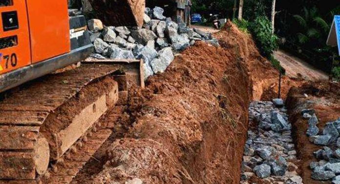ആറന്മുളയിൽ റോഡുകളുടെ പുനർനിർമ്മാണം തുടങ്ങി ആറന്മുളയിൽ റോഡുകളുടെ പുനർനിർമ്മാണം തുടങ്ങി