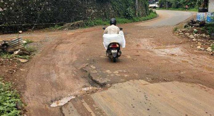 ഏനാത്ത് – പത്തനാപുരം റോഡിന്റെ പണി രണ്ടാമതും മുടങ്ങി ഏനാത്ത് – പത്തനാപുരം റോഡിന്റെ പണി രണ്ടാമതും മുടങ്ങി