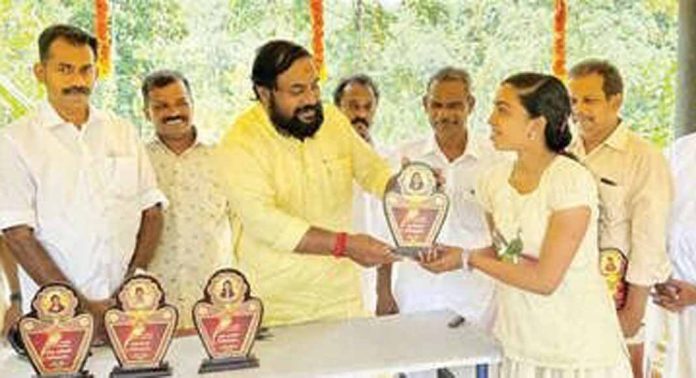 കഞ്ചുകോട് എസ്.എൻ.ഡി.പി. ശാഖായോഗത്തിൽ ഉപഹാര സമർപ്പണ സമ്മേളനവും അവാർഡുദാനവും നടന്നു കഞ്ചുകോട് എസ്.എൻ.ഡി.പി. ശാഖായോഗത്തിൽ ഉപഹാര സമർപ്പണ സമ്മേളനവും അവാർഡുദാനവും നടന്നു