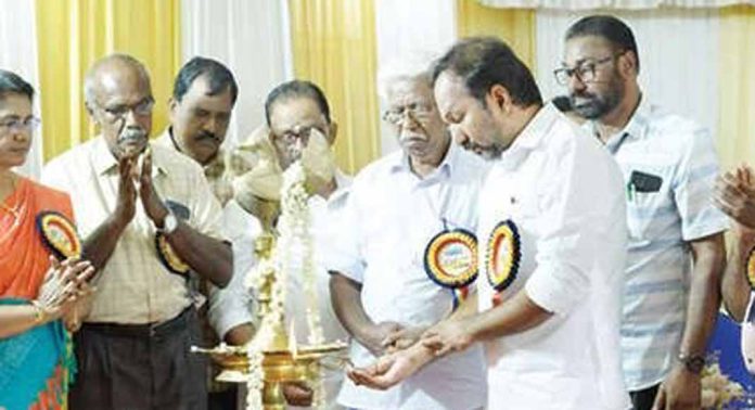 കൈതപ്പറമ്പ് കെ.വി.വി.എസ്. കോളേജിൽ യൂണിവേഴ്സിറ്റി പരീക്ഷയിൽ റാങ്ക് നേടിയ വിദ്യാർഥികൾക്ക് സ്വർണ മെഡലും അനുമോദനവും നൽകി കൈതപ്പറമ്പ് കെ.വി.വി.എസ്. കോളേജിൽ യൂണിവേഴ്സിറ്റി പരീക്ഷയിൽ റാങ്ക് നേടിയ വിദ്യാർഥികൾക്ക് സ്വർണ മെഡലും അനുമോദനവും നൽകി