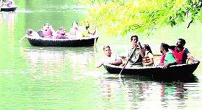 മഴക്കാലമായതോടെ അടവി കുട്ടവഞ്ചി സവാരിക്ക് തിരക്കേറി മഴക്കാലമായതോടെ അടവി കുട്ടവഞ്ചി സവാരിക്ക് തിരക്കേറി