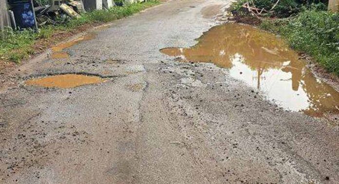തകർന്നു തരിപ്പണമായി വടക്കടത്ത്കാവ് നിലയ്ക്കൽ മുകൾ റോഡ് തകർന്നു തരിപ്പണമായി വടക്കടത്ത്കാവ് നിലയ്ക്കൽ മുകൾ റോഡ്