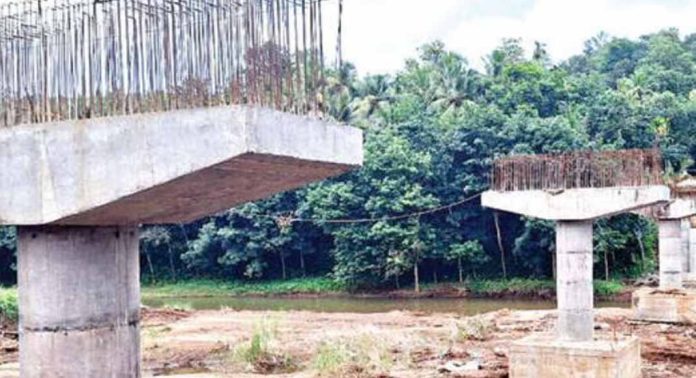 ഐരവൺ അരുവാപ്പുലം കടവുകളെ ബന്ധിപ്പിച്ച് നിർമിക്കുന്ന പാലത്തിന്റെ തൂണുകളുടെ പണി പുരോഗമിക്കുന്നു ഐരവൺ അരുവാപ്പുലം കടവുകളെ ബന്ധിപ്പിച്ച് നിർമിക്കുന്ന പാലത്തിന്റെ തൂണുകളുടെ പണി പുരോഗമിക്കുന്നു