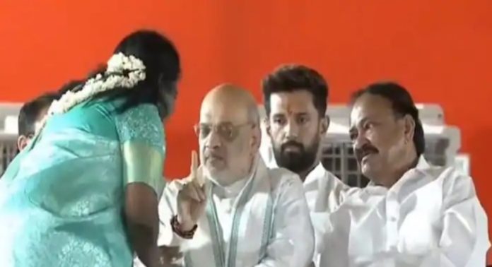 തമിഴിസൈയെ അമിത്ഷാ ശകാരിച്ച സംഭവം : അപലപിച്ച് നാടാർ മഹാജനസംഘം ; മാപ്പ് പറയണമെന്ന് ആവശ്യം തമിഴിസൈയെ അമിത്ഷാ ശകാരിച്ച സംഭവം : അപലപിച്ച് നാടാർ മഹാജനസംഘം ; മാപ്പ് പറയണമെന്ന് ആവശ്യം
