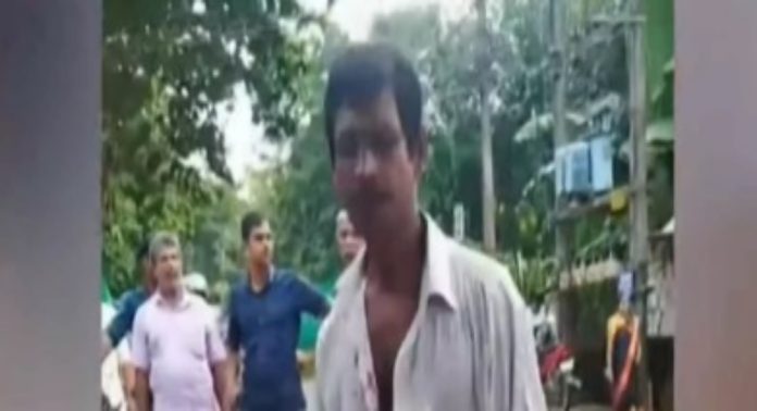 ബസില് മകളെ ഉപദ്രവിച്ചയാളെ അമ്മ തല്ലിയ സംഭവം ; ‘അക്രമിയെ അടിക്കേണ്ടി വന്നത് സഹികെട്ടപ്പോള്’ ; വിശദീകരിച്ച് അമ്മ ബസില് മകളെ ഉപദ്രവിച്ചയാളെ അമ്മ തല്ലിയ സംഭവം ; ‘അക്രമിയെ അടിക്കേണ്ടി വന്നത് സഹികെട്ടപ്പോള്’ ; വിശദീകരിച്ച് അമ്മ
