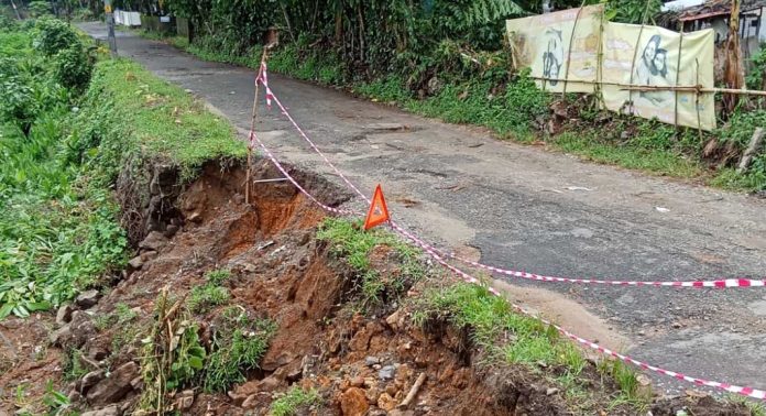 ബ്ലോക്കുപടി -തോട്ടമൺ – പെരുമ്പുഴ റോഡിലെ സംരക്ഷണ ഭിത്തി തകര്ന്നിട്ടും തിരിഞ്ഞു നോക്കാതെ അധികൃതര് ബ്ലോക്കുപടി -തോട്ടമൺ – പെരുമ്പുഴ റോഡിലെ സംരക്ഷണ ഭിത്തി തകര്ന്നിട്ടും തിരിഞ്ഞു നോക്കാതെ അധികൃതര്