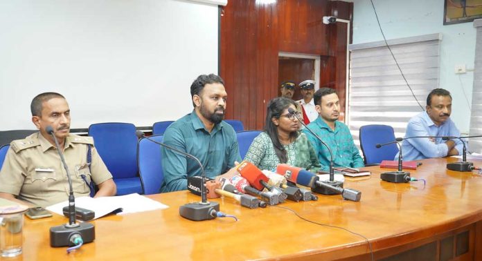 മൊബൈല് ഫോണ് അനുവാദം ഒബ്സര്വര്ക്ക് മാത്രം മൊബൈല് ഫോണ് അനുവാദം ഒബ്സര്വര്ക്ക് മാത്രം