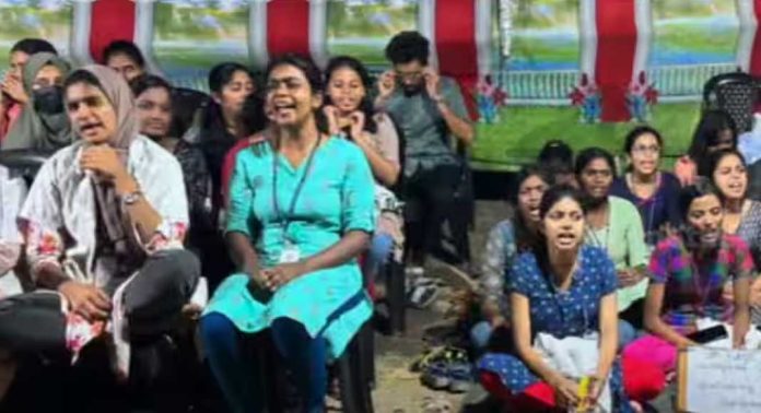 പാലക്കാട് മെഡിക്കൽ കോളജിൽ വിദ്യാർത്ഥി സമരം സമരം തുടരുന്നു പാലക്കാട് മെഡിക്കൽ കോളജിൽ വിദ്യാർത്ഥി സമരം സമരം തുടരുന്നു