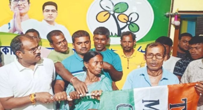 ബിജെപിക്ക് തിരിച്ചടി ; ബംഗാളിൽ പഞ്ചായത്തംഗങ്ങൾ കൂട്ടത്തോടെ തൃണമൂൽ കോൺഗ്രസിൽ ചേർന്നു ബിജെപിക്ക് തിരിച്ചടി ; ബംഗാളിൽ പഞ്ചായത്തംഗങ്ങൾ കൂട്ടത്തോടെ തൃണമൂൽ കോൺഗ്രസിൽ ചേർന്നു