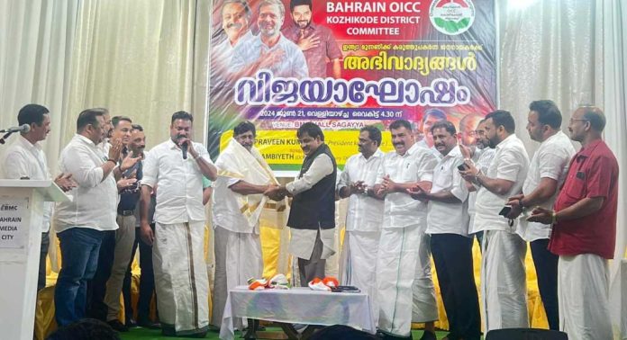രാജു കല്ലുംപുറത്തിനെ ആദരിച്ചു രാജു കല്ലുംപുറത്തിനെ ആദരിച്ചു