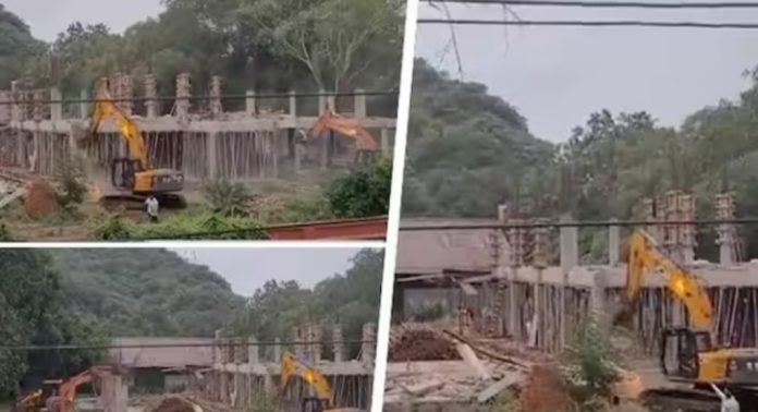വൈഎസ്ആര് കോണ്ഗ്രസിന്റെ ഓഫീസ് ബുള്ഡോസര് കൊണ്ട് ഇടിച്ചുനിരത്തി ; ഏകാധിപതിയുടെ പ്രതികാരനടപടിയെന്ന് ജഗന് വൈഎസ്ആര് കോണ്ഗ്രസിന്റെ ഓഫീസ് ബുള്ഡോസര് കൊണ്ട് ഇടിച്ചുനിരത്തി ; ഏകാധിപതിയുടെ പ്രതികാരനടപടിയെന്ന് ജഗന്
