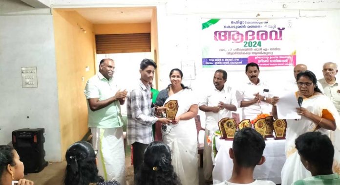 എസ്എസ്എൽസി പ്ലസ് ടു പരീക്ഷകളിൽ ഉന്നത വിജയം നേടിയ വിദ്യാർത്ഥികളെ അനുമോദിച്ചു എസ്എസ്എൽസി പ്ലസ് ടു പരീക്ഷകളിൽ ഉന്നത വിജയം നേടിയ വിദ്യാർത്ഥികളെ അനുമോദിച്ചു