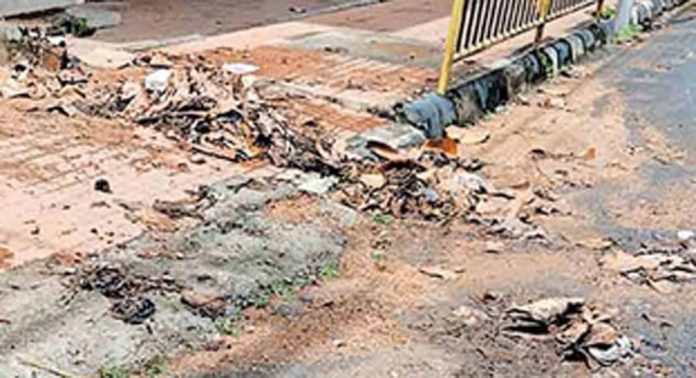 കോന്നി–പ്ലാച്ചേരി റോഡിൽ ചെളിയും മാലിന്യവും നിറയുന്നു കോന്നി–പ്ലാച്ചേരി റോഡിൽ ചെളിയും മാലിന്യവും നിറയുന്നു