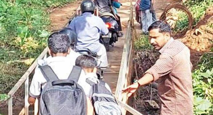 ചത്തിയറ താത്കാലിക പാലത്തിലൂടെയുള്ള കുട്ടികളുടെ യാത്രയ്ക്ക് സുരക്ഷയൊരുക്കി അധ്യാപകര് ചത്തിയറ താത്കാലിക പാലത്തിലൂടെയുള്ള കുട്ടികളുടെ യാത്രയ്ക്ക് സുരക്ഷയൊരുക്കി അധ്യാപകര്