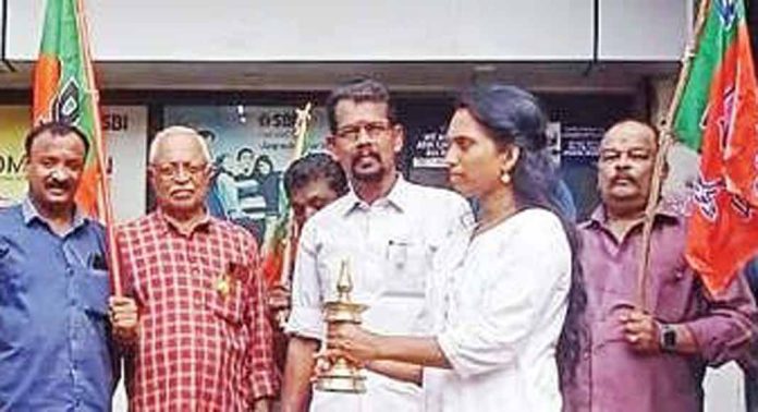 ചുനക്കരയിലെ എസ്.ബി.ഐ. എ.ടി.എം. പ്രവർത്തനസജ്ജമാക്കണമെന്ന് ആവശ്യപെട്ട് ബി.ജെ.പി. ഒ.ബി.സി. മോർച്ച സമരം നടത്തി ചുനക്കരയിലെ എസ്.ബി.ഐ. എ.ടി.എം. പ്രവർത്തനസജ്ജമാക്കണമെന്ന് ആവശ്യപെട്ട് ബി.ജെ.പി. ഒ.ബി.സി. മോർച്ച സമരം നടത്തി