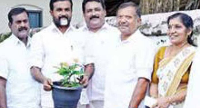 ഇടക്കുന്നം ഗവ. യു.പി.എസിലെ തണൽ സീഡ് ക്ലബ്ബിന്റെ നേതൃത്വത്തിൽ വിദ്യാലയാങ്കണത്തിലെ മുത്തശ്ശി മാവിനെ ആദരിച്ചു ഇടക്കുന്നം ഗവ. യു.പി.എസിലെ തണൽ സീഡ് ക്ലബ്ബിന്റെ നേതൃത്വത്തിൽ വിദ്യാലയാങ്കണത്തിലെ മുത്തശ്ശി മാവിനെ ആദരിച്ചു