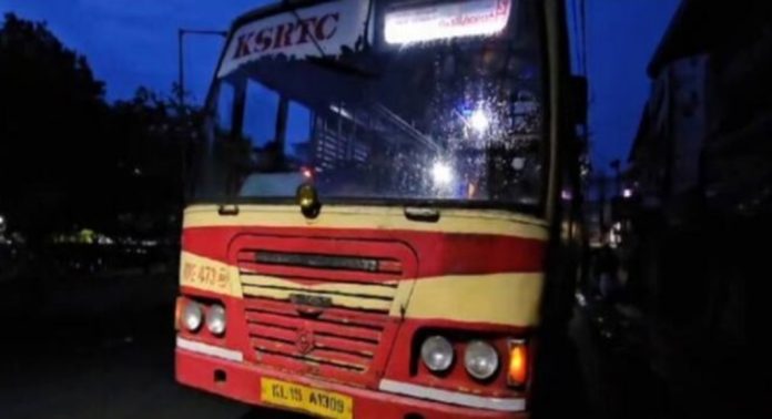 ബസ് ഓടിക്കവേ കെഎസ്ആർടിസി ഡ്രൈവർക്ക് നെഞ്ചുവേദന ; ആശുപത്രിയിൽ പ്രവേശിപ്പിച്ചു ബസ് ഓടിക്കവേ കെഎസ്ആർടിസി ഡ്രൈവർക്ക് നെഞ്ചുവേദന ; ആശുപത്രിയിൽ പ്രവേശിപ്പിച്ചു