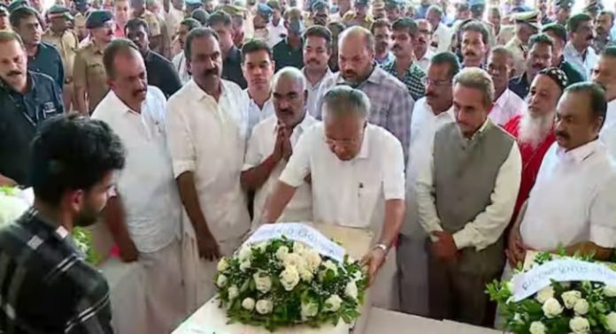 കണ്ണീർക്കടലായി വിമാനത്താവളം ; മരിച്ച 23 മലയാളികള്ക്കും അന്തിമോപചാരമര്പ്പിച്ച് നാട് കണ്ണീർക്കടലായി വിമാനത്താവളം ; മരിച്ച 23 മലയാളികള്ക്കും അന്തിമോപചാരമര്പ്പിച്ച് നാട്