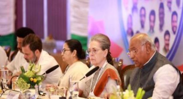 നിർണ്ണായക നീക്കങ്ങളുമായി കോൺഗ്രസ് ; സർക്കാരുണ്ടാക്കാൻ അവകാശവാദമുന്നയിക്കും ; 4 പാർട്ടികളെ ഒപ്പം കൂട്ടാൻ നീക്കം നിർണ്ണായക നീക്കങ്ങളുമായി കോൺഗ്രസ് ; സർക്കാരുണ്ടാക്കാൻ അവകാശവാദമുന്നയിക്കും ; 4 പാർട്ടികളെ ഒപ്പം കൂട്ടാൻ നീക്കം