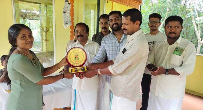 കേരള യൂണിവേഴ്സിറ്റിയിൽ നിന്ന് ഡോക്ടറേറ്റ് നേടിയ വിന്ധ്യ വി.എസിനെ എസ്എന്ഡിപി യോഗം നെല്ലിമുകൾ ശാഖയുടെ നേതൃത്വത്തിൽ ആദരിച്ചു കേരള യൂണിവേഴ്സിറ്റിയിൽ നിന്ന് ഡോക്ടറേറ്റ് നേടിയ വിന്ധ്യ വി.എസിനെ എസ്എന്ഡിപി യോഗം നെല്ലിമുകൾ ശാഖയുടെ നേതൃത്വത്തിൽ ആദരിച്ചു