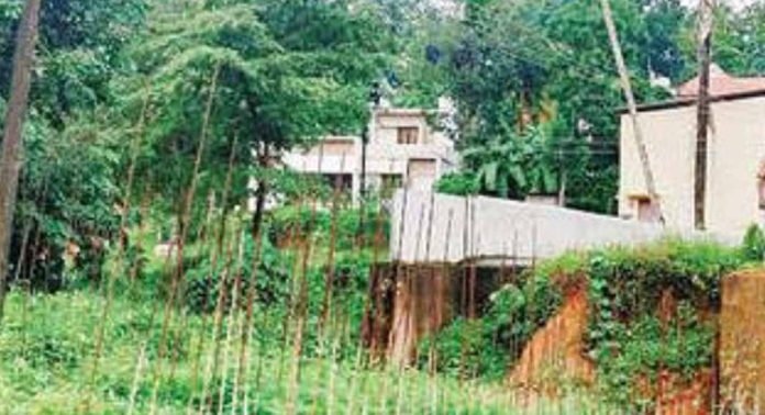 പാലം പണി പൂര്ത്തിയായി ; എന്നാൽ സമീപനപാത ഇല്ല, തോട്ടുകടവുകാര് ദുരിതത്തില് പാലം പണി പൂര്ത്തിയായി ; എന്നാൽ സമീപനപാത ഇല്ല, തോട്ടുകടവുകാര് ദുരിതത്തില്