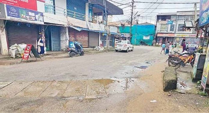 ഓടകൾ അടഞ്ഞു ; ഏനാത്ത് ടൗണിൽ വെള്ളക്കെട്ട് രൂക്ഷം ഓടകൾ അടഞ്ഞു ; ഏനാത്ത് ടൗണിൽ വെള്ളക്കെട്ട് രൂക്ഷം