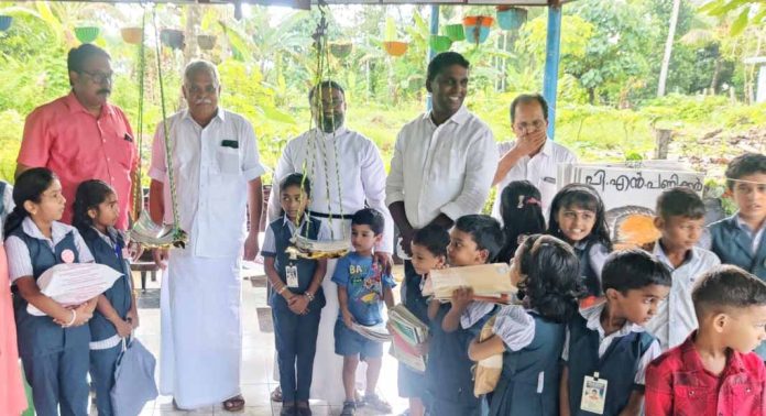 വായനയുടെ പുതുവഴി തുറന്ന് എണ്ണൂറാം വയൽ സി. എം. എസ്. എൽപി സ്കൂളിൽ പുസ്തക തുലാസ് വായനയുടെ പുതുവഴി തുറന്ന് എണ്ണൂറാം വയൽ സി. എം. എസ്. എൽപി സ്കൂളിൽ പുസ്തക തുലാസ്